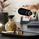 Hand gießt Jasmine & Tuberose Lamp Fragrance in eine Duftlampe