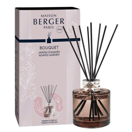 Raumduft-Diffuser mit schwarzen Stäbchen neben Maison Berger Verpackung