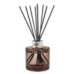Nahaufnahme eines braunen Diffusers mit schwarzen Duftstäbchen