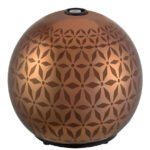 Kugelförmiger Aroma-Diffuser mit geometrischem Muster auf weißem Hintergrund