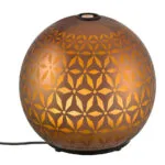 Beleuchteter Aroma-Diffuser mit geometrischem Muster und sichtbarem Netzkabel