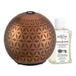 Aroma-Diffuser mit geometrischem Muster neben beschriftetem Duftflakon