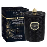 Schwarze Duftkerze mit goldenem Deckel neben Maison Berger Verpackung