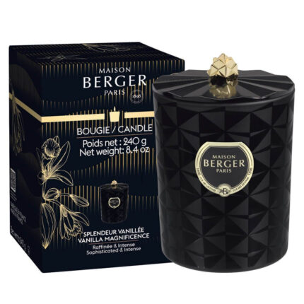 Schwarze Duftkerze mit goldenem Deckel neben Maison Berger Verpackung