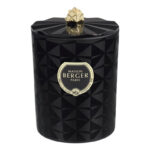 Geschlossene schwarze Duftkerze mit geometrischem Muster und Maison Berger Logo