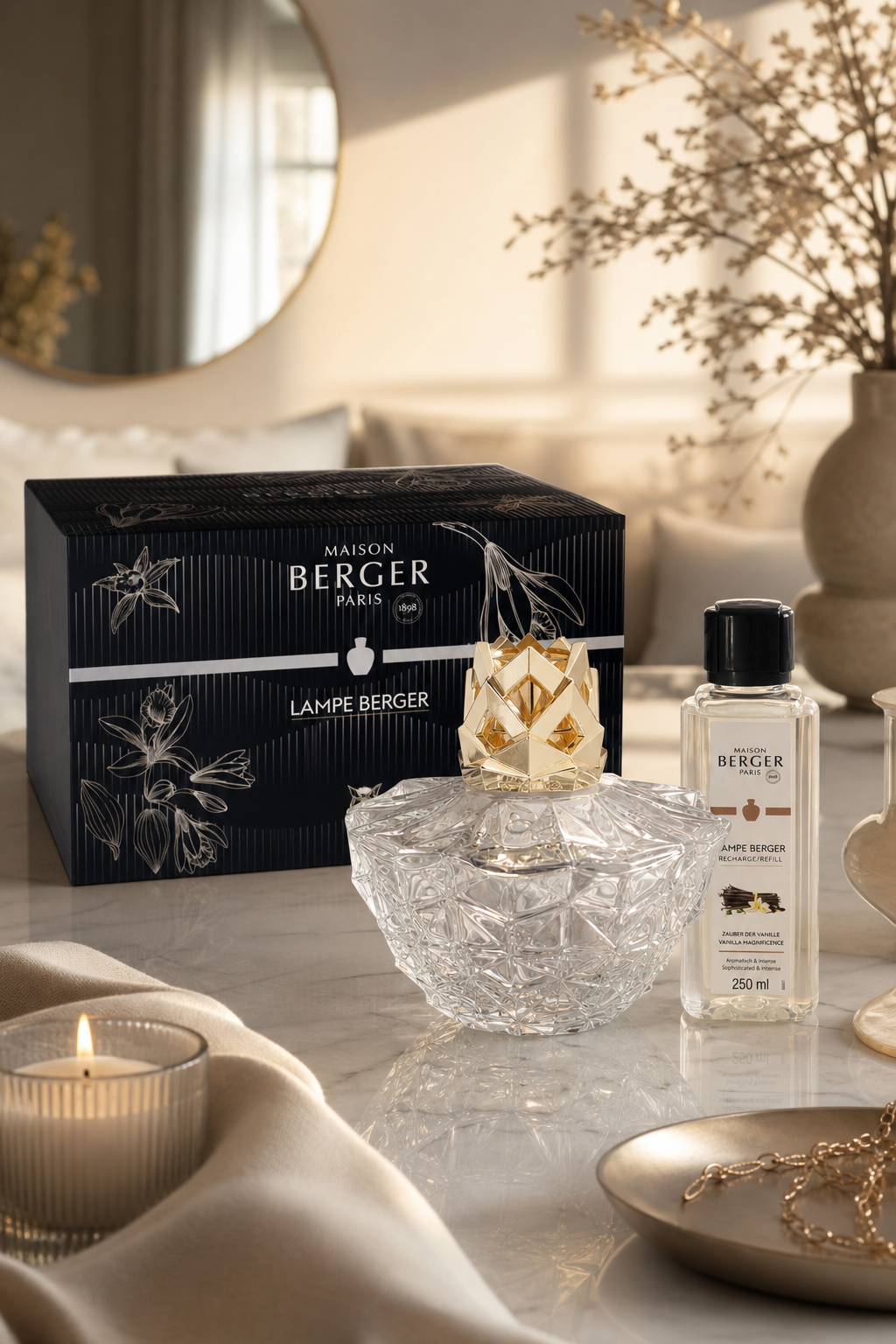 Kali Lampe Berger mit Verpackung und Nachfüllflasche auf einem Wohnzimmertisch