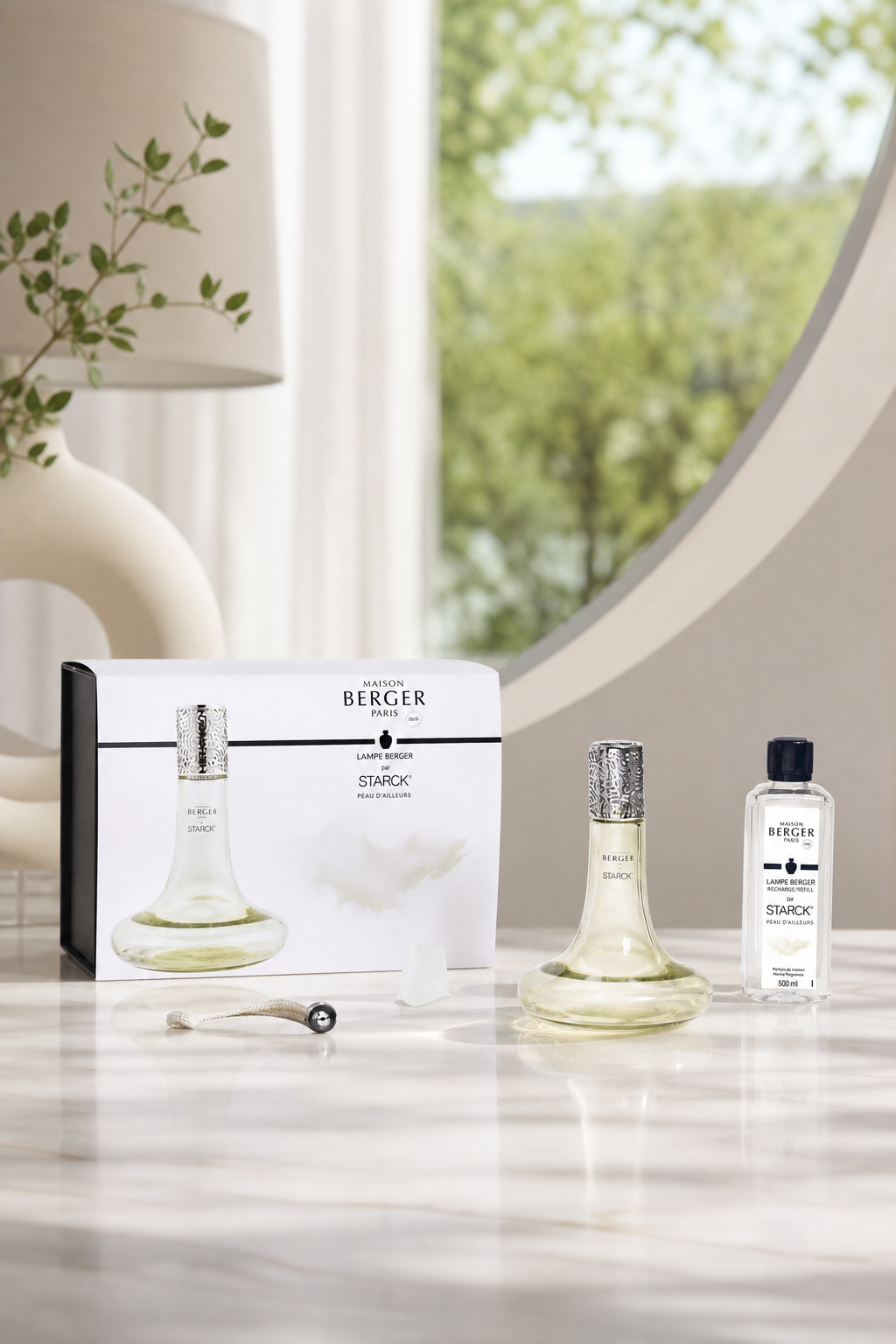 Lampe Berger Set mit Verpackung und Nachfüllflasche auf einem Tisch im Wohnraum