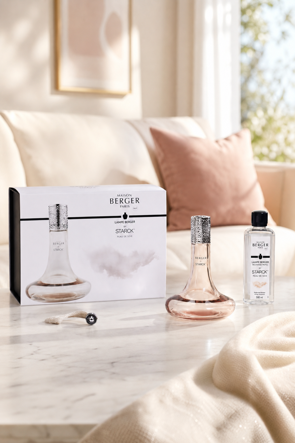 Lampe Berger Set mit Verpackung und Nachfüllflasche auf einem Wohnzimmertisch
