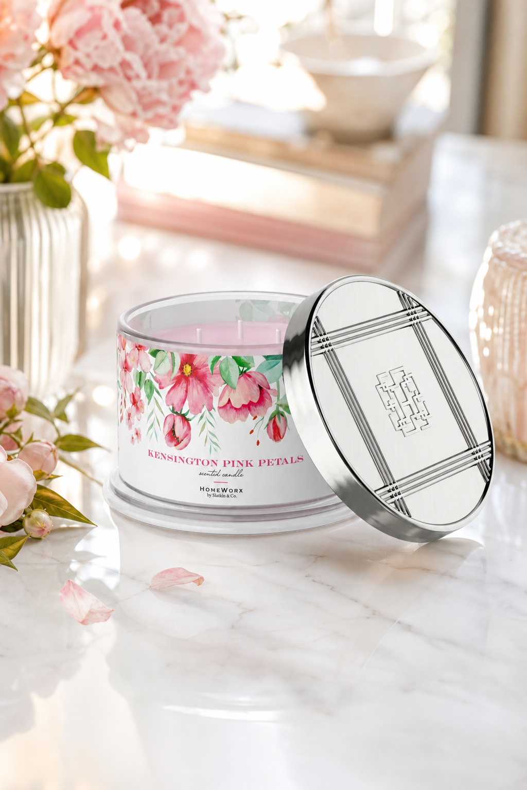 Kensington Pink Petals 397g (3-Docht) in einer stimmungsvollen Anwendungsszene