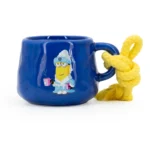 Blaue Kerzentasse mit Kevin-Motiv und gelber Kordel