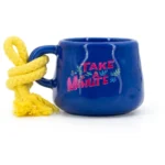 Blaue Kerzentasse mit gelber Kordel und Aufdruck Take a Minute