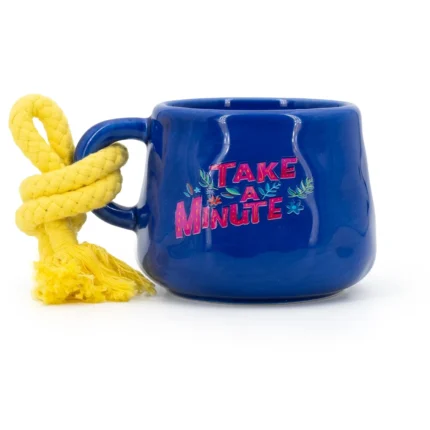 Blaue Kerzentasse mit gelber Kordel und Aufdruck Take a Minute