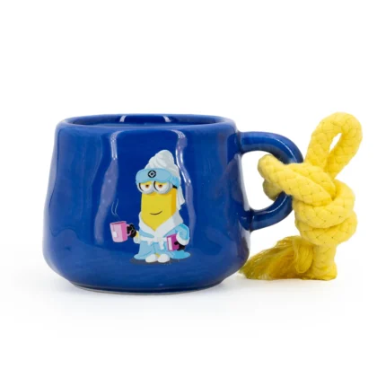 Blaue Kerzentasse mit Kevin-Motiv und gelber Kordel