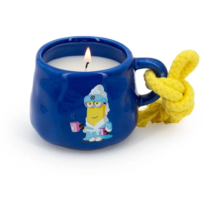 Brennende blaue Kerzentasse mit Kevin-Motiv und gelber Kordel