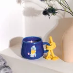 Minions-Verpackung mit Abbildung der blauen Kerzentasse und Kevin