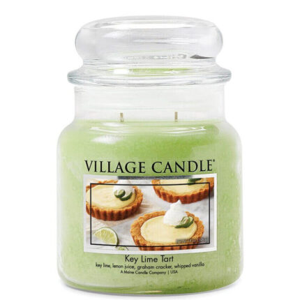 Grüne Village Candle mit Glasdeckel und Limettentörtchen-Etikett