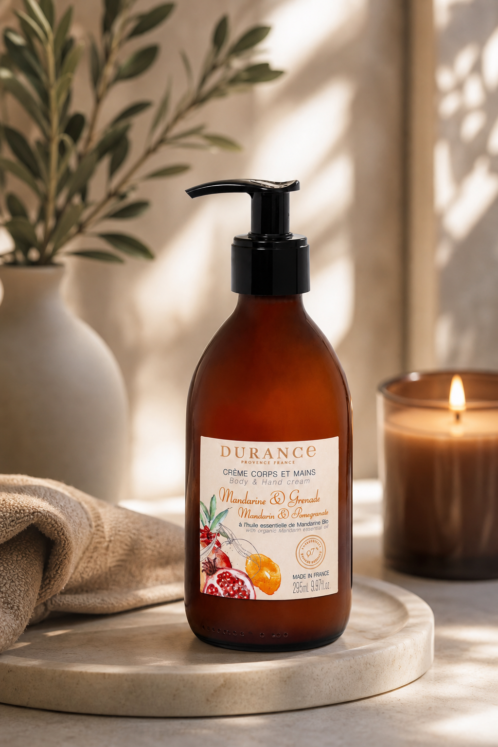 Kiefer und Olivenholz Körper- und Handcreme 295ml in einer stimmungsvollen Anwendungsszene
