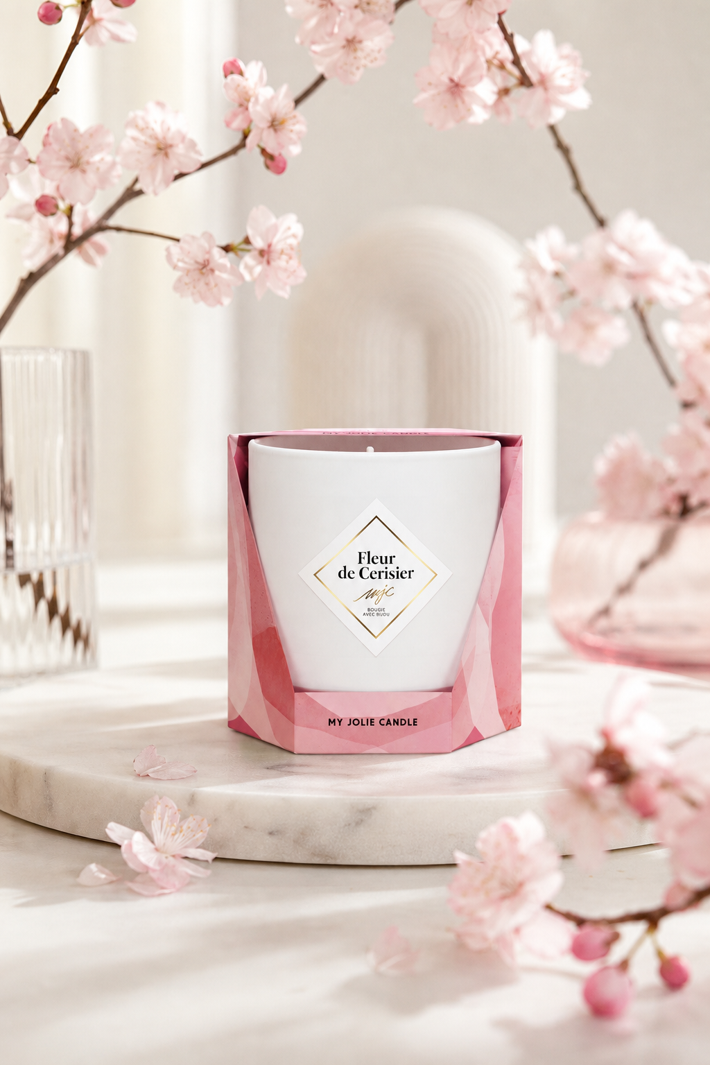 Kirschblüte - Fleur de Cerisier - Halskette mit cremefarbenen Perlen 200g in einer stimmungsvollen Anwendungsszene