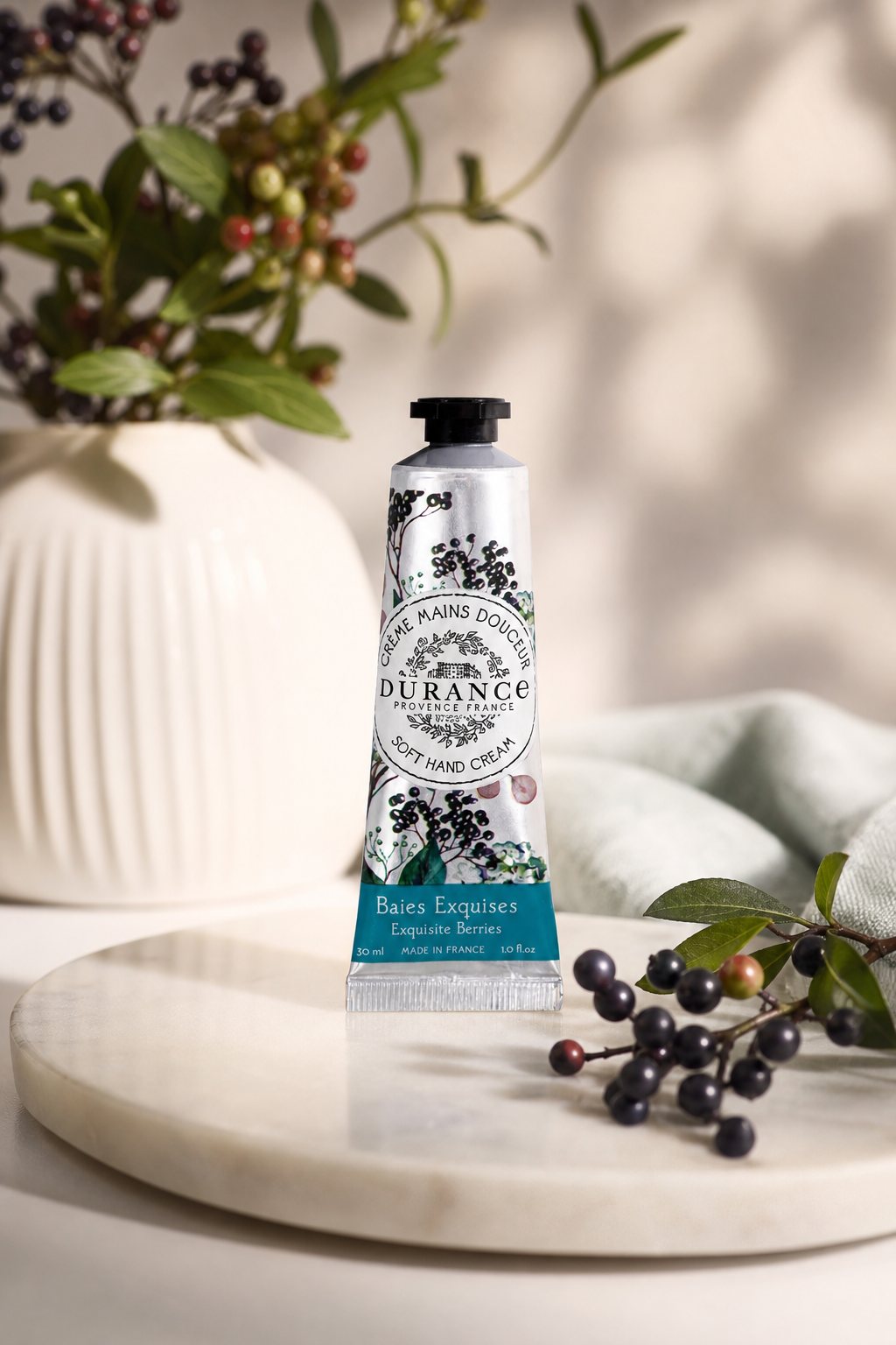 Köstliche Beeren Handcreme 30ml in einer stimmungsvollen Anwendungsszene