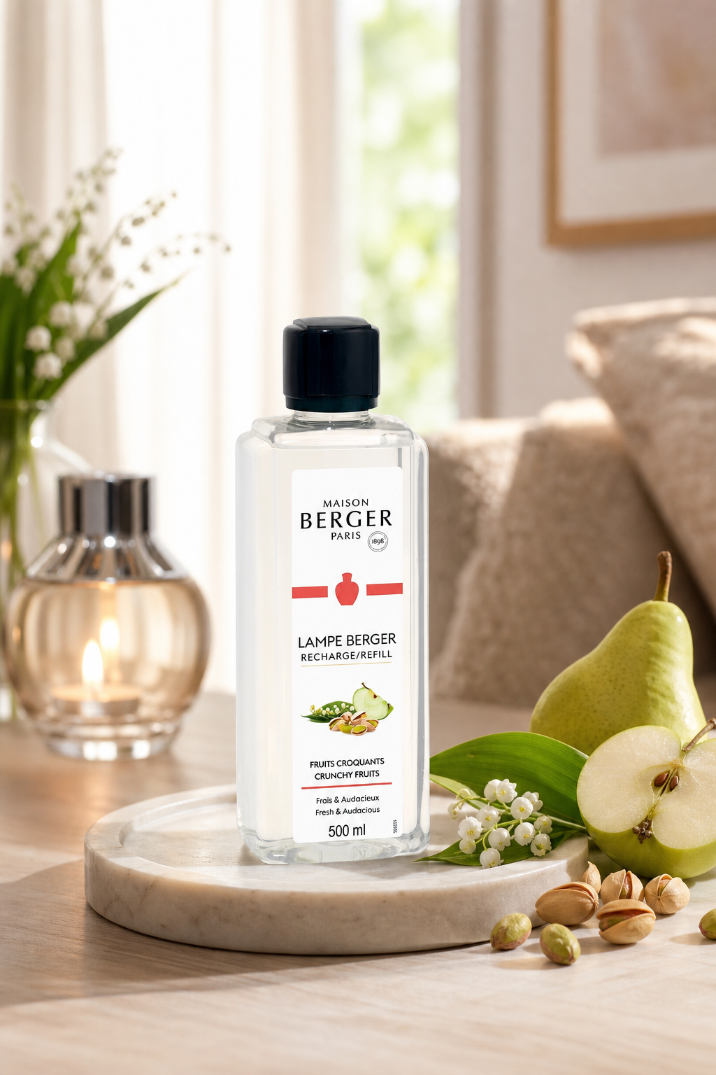 Maison Berger Nachfüller Fruits Croquants auf einem Tisch neben Birnen und Pistazien