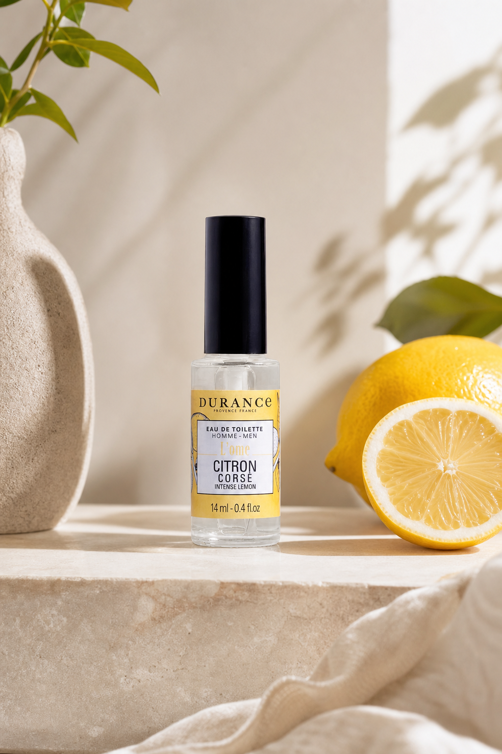 Kräftige Zitrone Homme Mini Eau de Toilette 14ml in einer stimmungsvollen Anwendungsszene