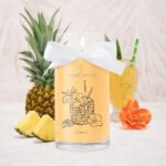 Brennende Jewel Candle L’Ananas mit Ananasmotiv und weißer Schleife