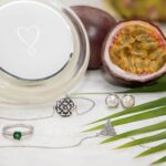 Draufsicht auf Jewel Candle mit Passionsfrucht, Ananasblättern und Schmuckstücken