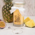 JewelCandle-Kerze mit Ananas, Passionsfrucht und sichtbarem Schmuck