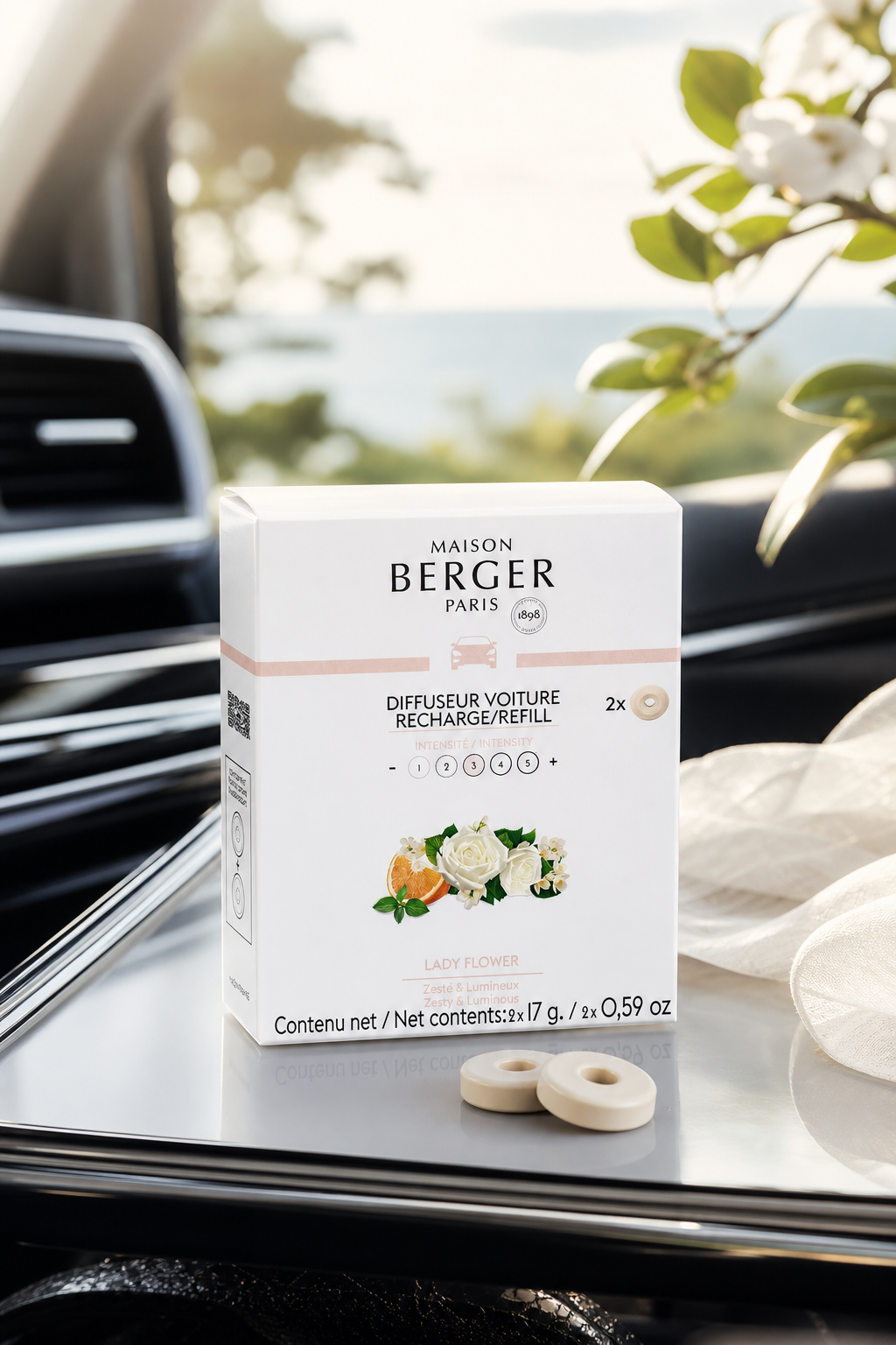 Lady Flower Autoduft-Nachfüller mit Verpackung auf der Mittelkonsole eines Autos