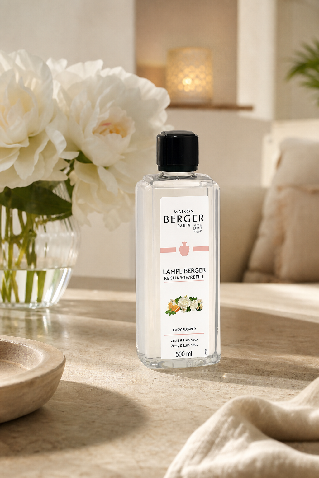 Lady Flower Nachfüller von Maison Berger steht auf einem Tisch im Wohnraum