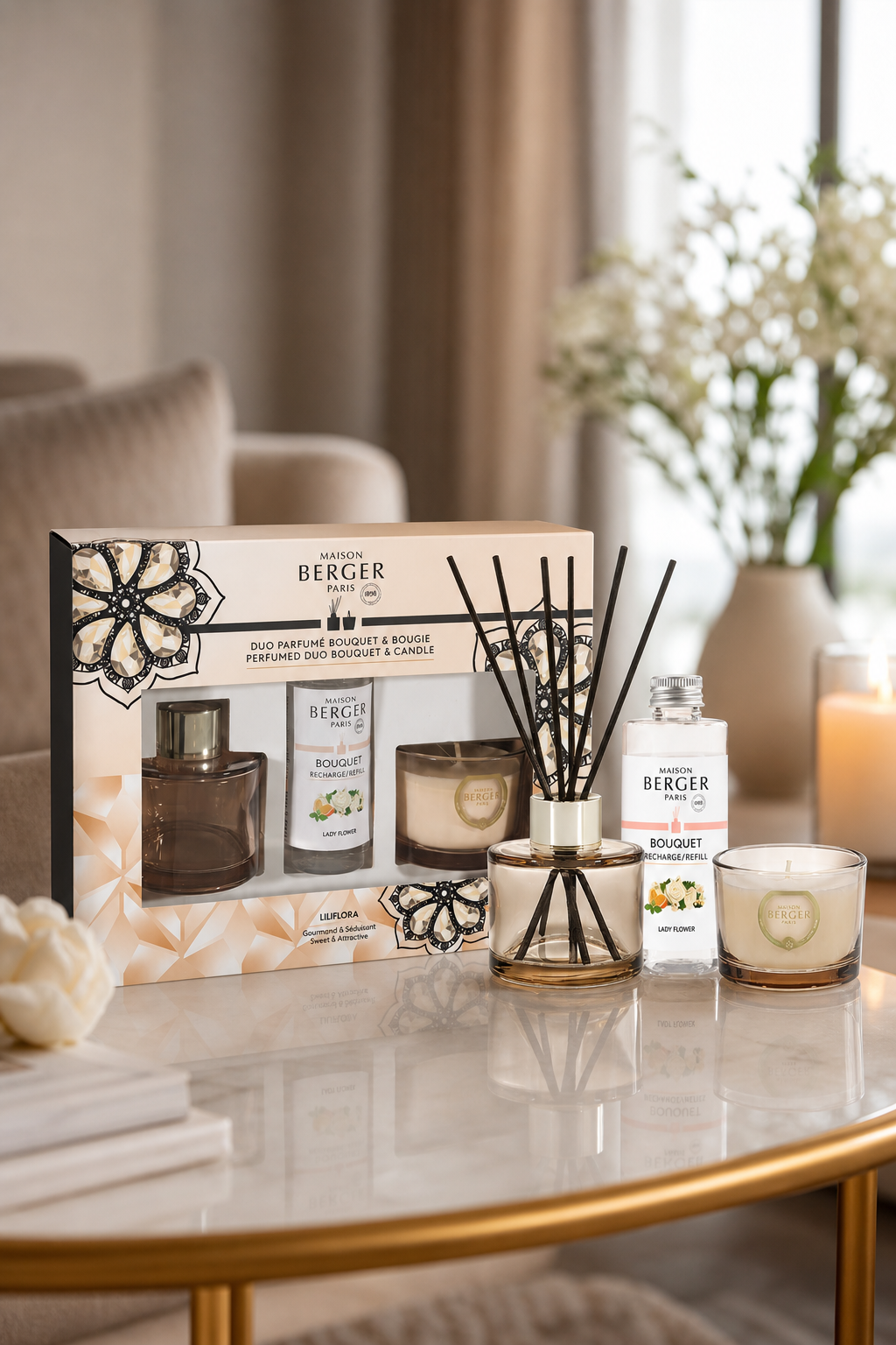 Raumduft-Set mit Verpackung, Diffuser und Duftkerze auf einem Wohnzimmertisch