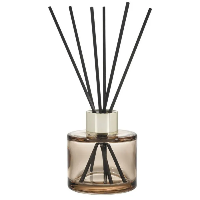 Glas-Diffuser mit goldfarbenem Verschluss und schwarzen Duftstäbchen