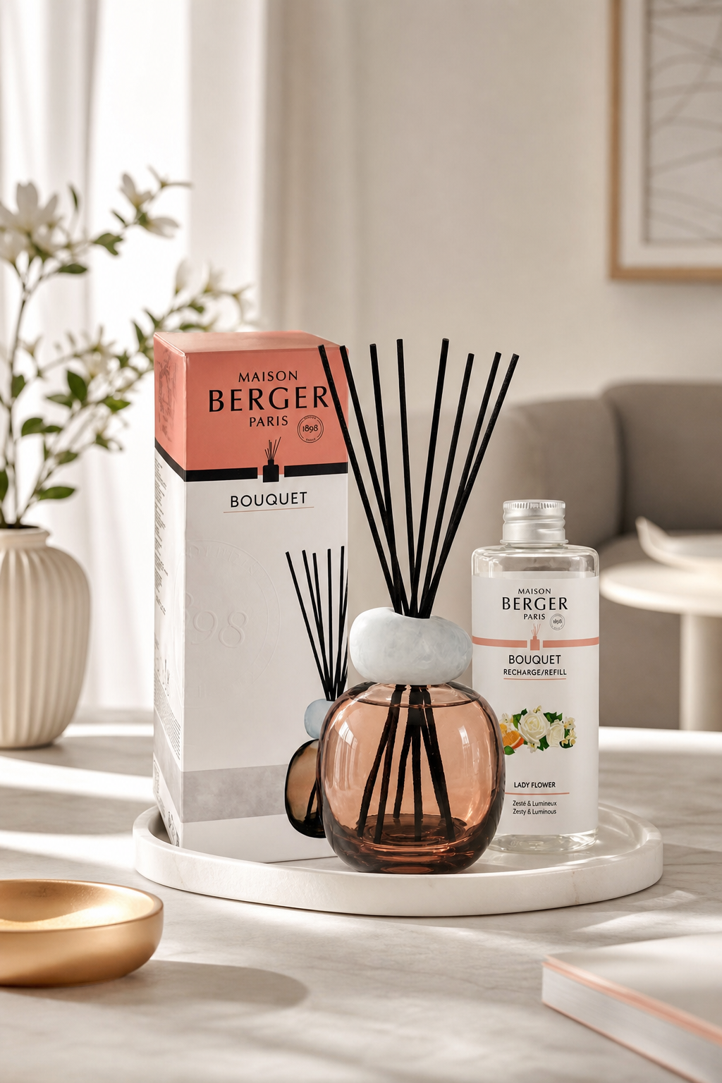 Bouquet Diffuser mit Verpackung und Refill-Flasche auf einem Tablett im Wohnraum