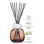 Brauner Diffuser mit schwarzen Duftstäbchen neben weißer Bouquet Refill-Flasche