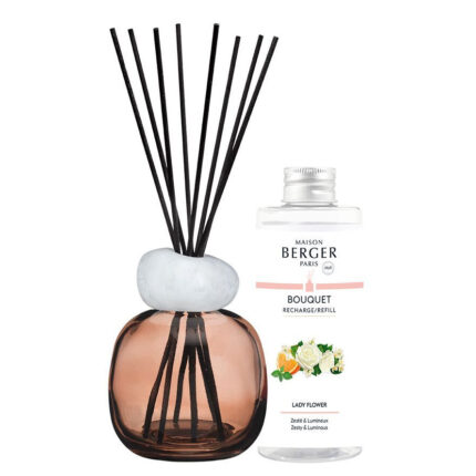 Brauner Diffuser mit schwarzen Duftstäbchen neben weißer Bouquet Refill-Flasche