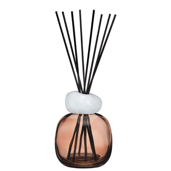 Nahaufnahme eines braunen Diffusers mit weißem Dekorstein und schwarzen Stäbchen