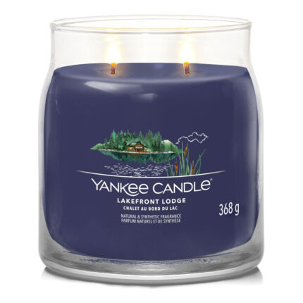 Yankee Candle Lakefront Lodge Kerze mit zwei brennenden Flammen