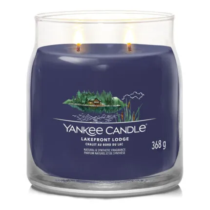 Yankee Candle Lakefront Lodge Kerze mit zwei brennenden Flammen
