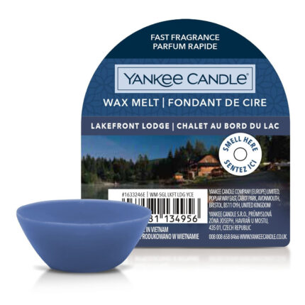 Blaues Wax Melt mit Lakefront Lodge Verpackung im Hintergrund