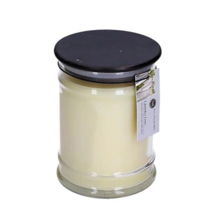 Cremefarbene Kerze im Glas mit schwarzem Deckel und Etikett