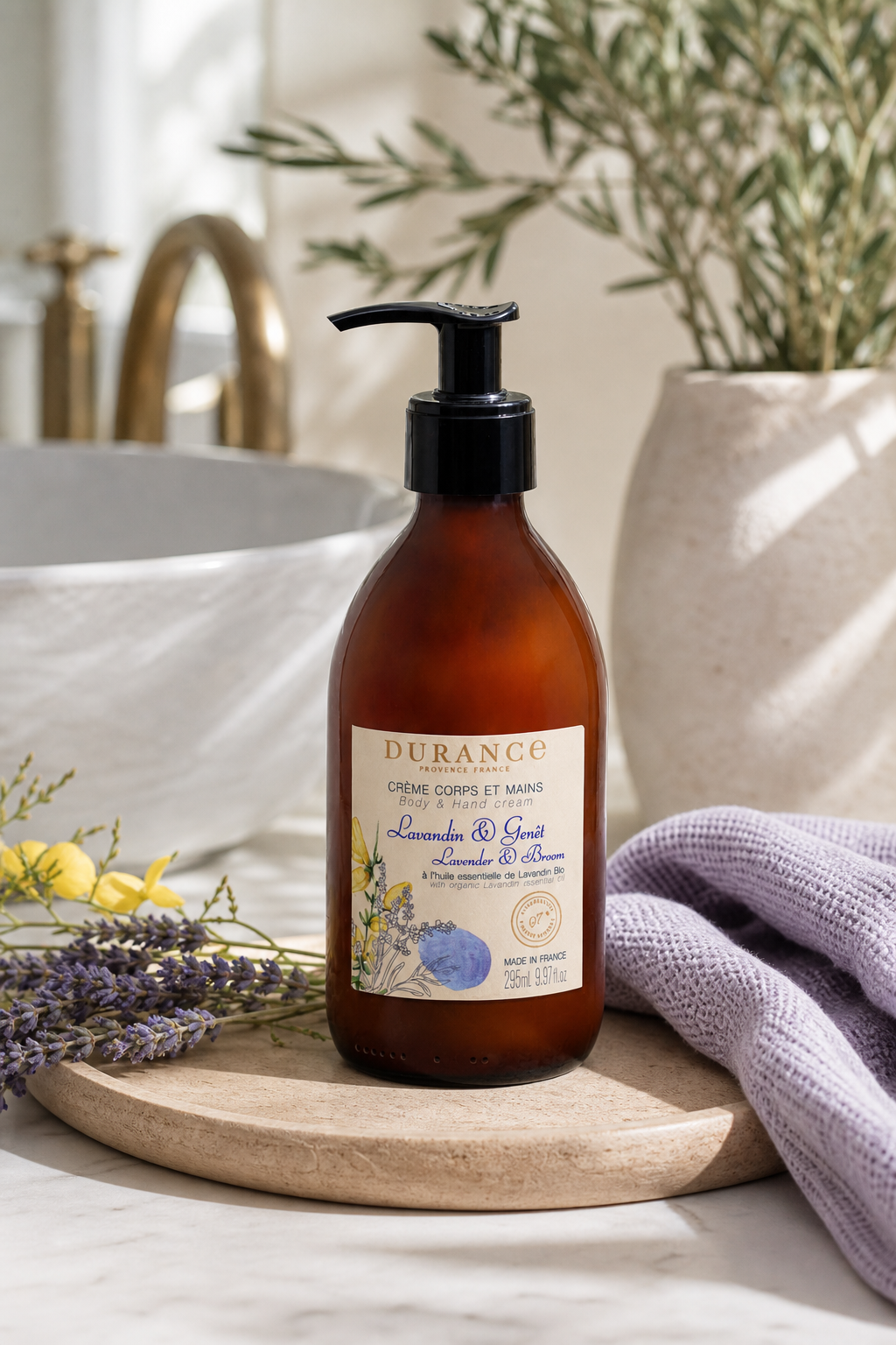 Lavandin & Ginster Körper- und Handcreme 295ml in einer stimmungsvollen Anwendungsszene