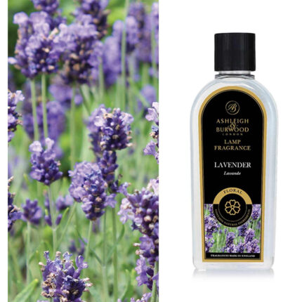 Ashleigh & Burwood Lavendel-Lampenparfüm im transparenten Flakon neben Lavendelblüten