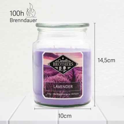 Lavender Duftkerze im Glas mit Angaben zu 100 Stunden Brenndauer und Maßen