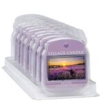 Mehrere verpackte Village Candle Lavender Duftwachse auf transparentem Display