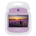 Village Candle Lavender Duftwachs mit Lavendelfeld-Abbildung in transparenter Verpackung