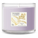 Lavender Bliss Kerze im Glas auf weißem Hintergrund