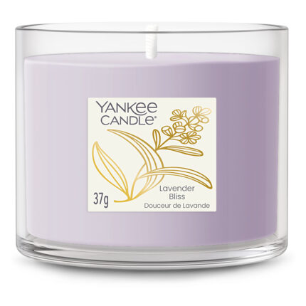 Lavender Bliss Kerze im Glas auf weißem Hintergrund