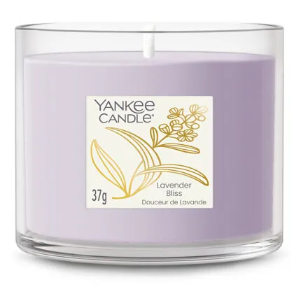 Lavender Bliss Kerze im Glas auf weißem Hintergrund