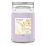 Lavender Bliss Kerze im Glas mit sichtbarem Etikett und zwei Dochten