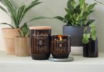Brennende WoodWick Lavender & Cypress Kerze neben einer geschlossenen Kerze